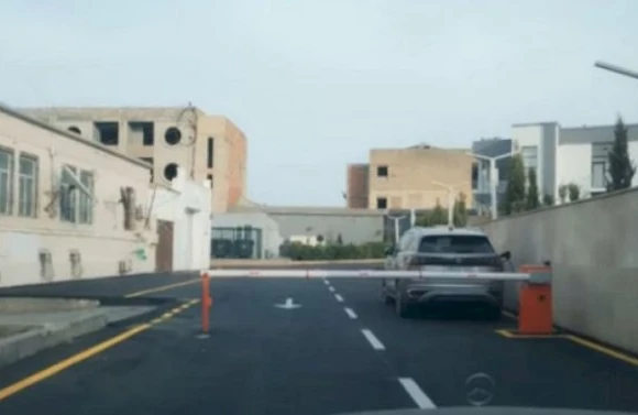 Bakıda villa sahibləri dənizə gedən küçədə şlaqbaum quraşdırıblar - Video