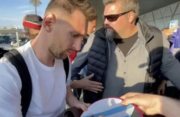 Messi Barselonada, fanatlar aeroporta axışdı - VİDEO