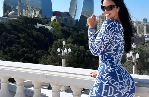 Qalmaqallı xorvatiyalı model Bakını gəzib, qutab yedi - VİDEO - FOTO