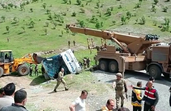 H ərbçiləri daşıyan avtobus aşıb, 2 nəfər ölüb, 45 nəfər yaralanıb