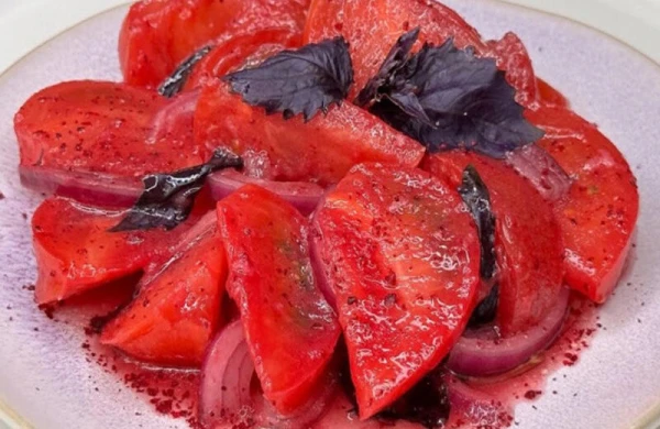 Yaz və yay aylarının ən çox sevilən pomidor salatı - VİDEO