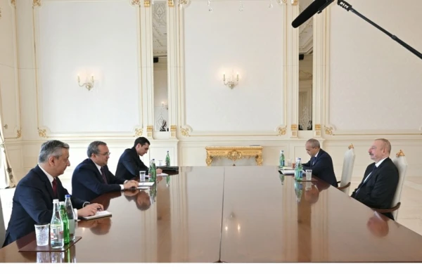 İlham Əliyev Özbəkistanın “Uzavtosanoat” Səhmdar Cəmiyyətinin sədrini qəbul edib