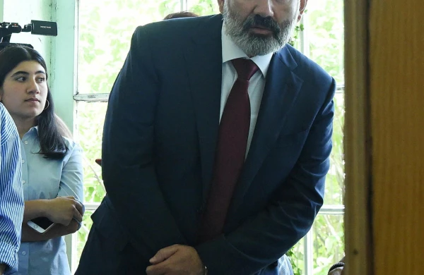 İrəvan ərazi iddialarını geri götürür - Paşinyan əlini daşın altından çəkir