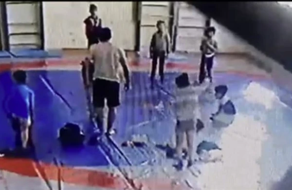 7 yaşlı Fəridlə bağlı yeni DƏHŞƏTLİ GÖRÜNTÜLƏR - Can verən uşağı 3 dəfə yerə çırpır - VİDEO