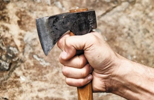 Bakıda DƏHŞƏT: söyüşə görə qonşusunu baltaladı