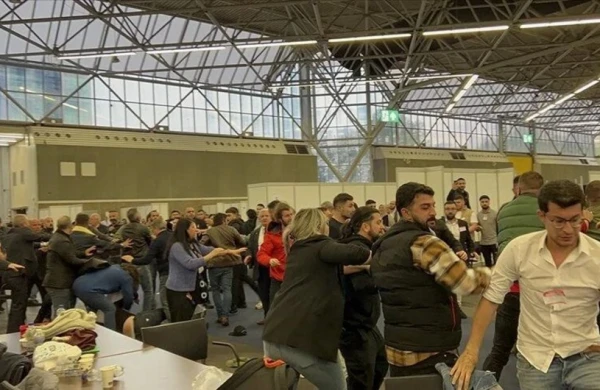 PKK tərəfdarları Amsterdamda Türkiyənin seçki məntəqəsində müşahidəçilərə hücum edib