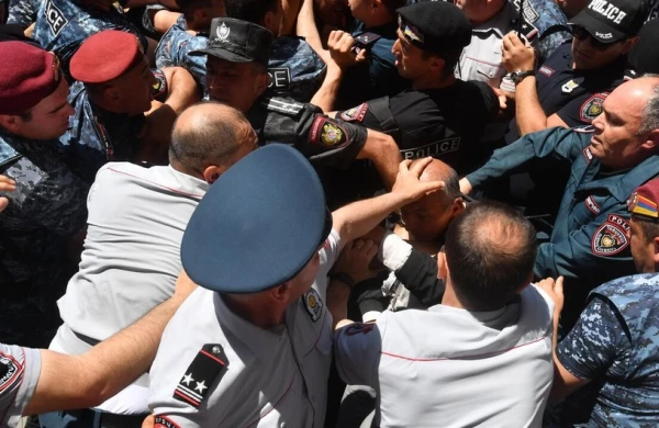 Ermənistanda bir qrup insan 44 günlük müharibənin nəticələrinə görə aksiya keçirir