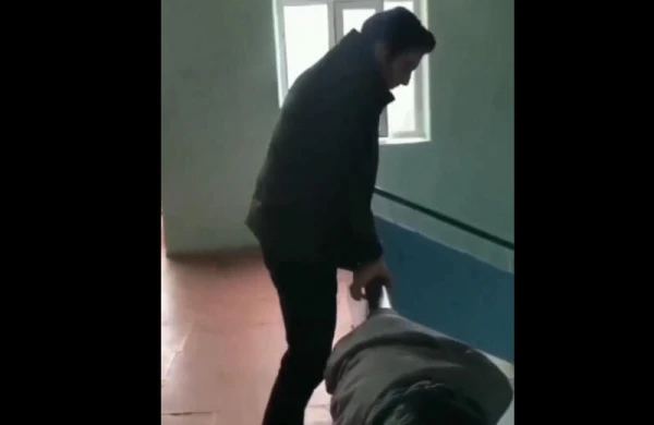 Azərbaycanda tələbə universitetin yuxarı mərtəbəsindən yıxıldı - VİDEO