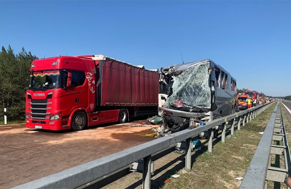 Avtobus və yük maşını toqquşub, 20-dən çox adam ölüb