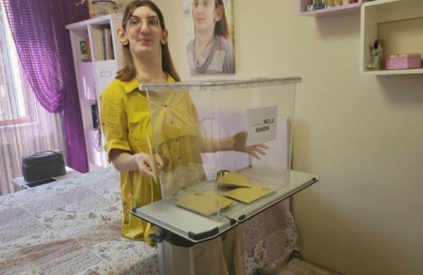 Dünyanın ən hündür qadını səs verdi - FOTO