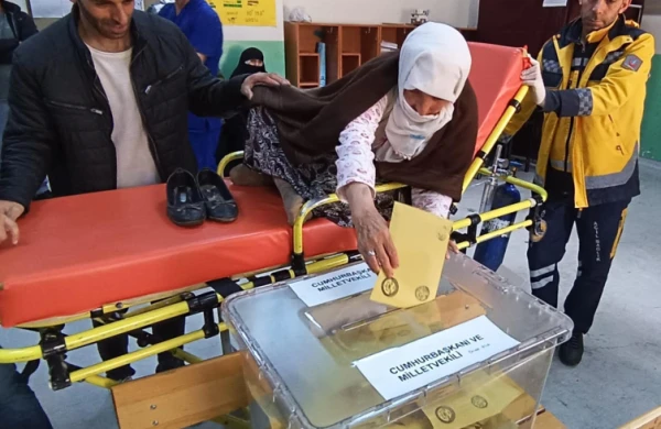 Xərəkdə səsverməyə gətirildi  - Seçkidən maraqlı görüntülər