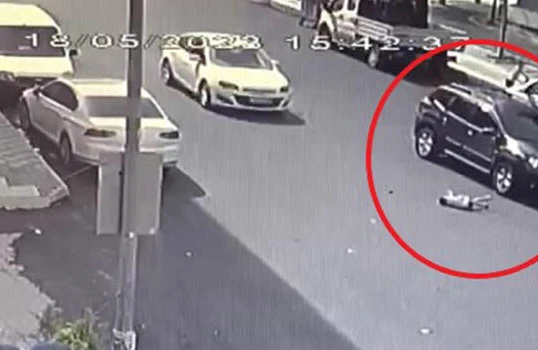 Maşın uşağı vurub havaya qaldırdı (18+VİDEO)