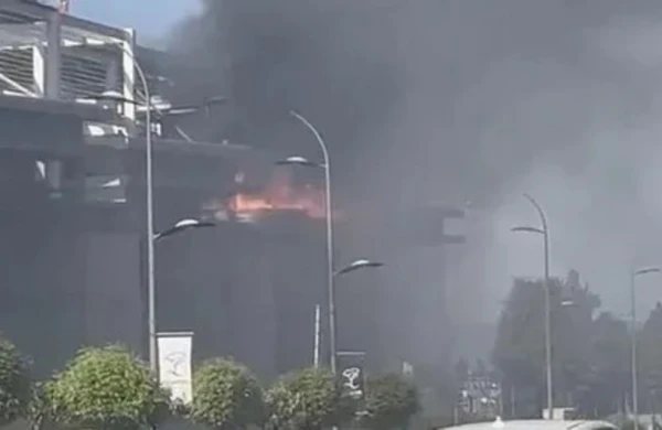 İstanbulda ticarət mərkəzi yanır