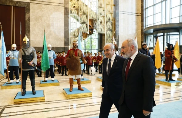 Paşinyanı Çavuşoğlu qarşıladı - FOTOLAR