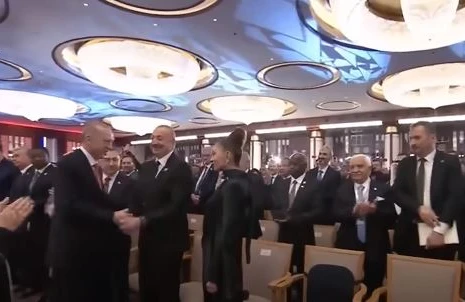 Ərdoğan Əliyevi qucaqladı,Paşinyan arxadan boylandı  —  And içmədən maraqlı VİDEO