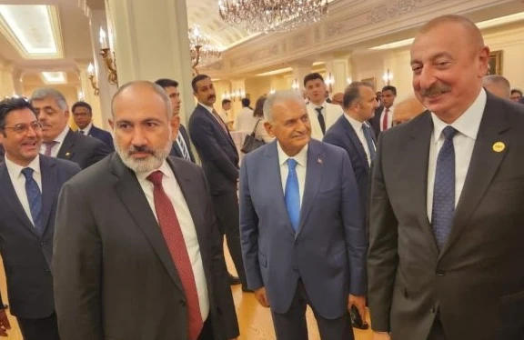Əliyevlə Paşinyan arasında qeyri-rəsmi görüşdən FOTO
