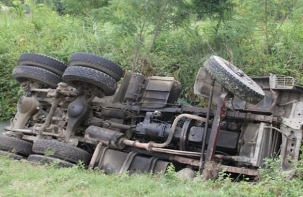 Ağsuda “KamAZ” aşıb: Ölən var