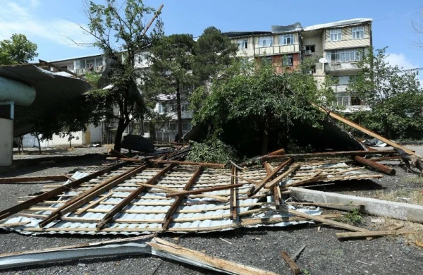 Şəkidə güclü külək binanın dam örtüyünü qoparıb, 5 avtomobilə ziyan dəyib