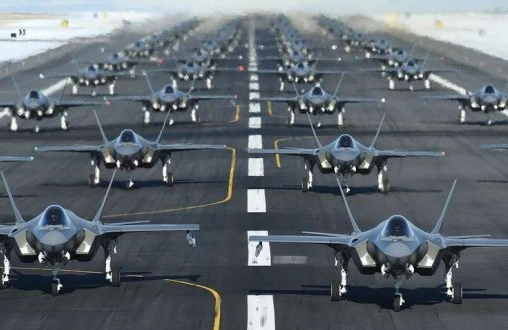 NATO əzələ göstərir: Rusiya sərhədlərinə yüzlərlə bombardmançı və qırıcı göndərir