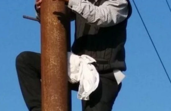 Özünü elektrik dirəyindən asdı