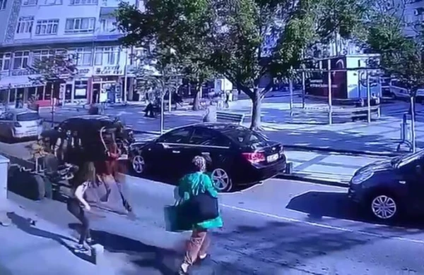 At küçədə qadını tapdaladı —  ŞOK VİDEO