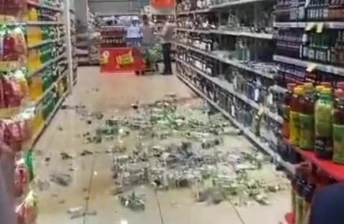 Bakıda marketdə qəribə olay - "Araq haramdır" deyib hamısını sındırdı - VİDEO