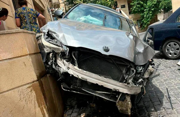 Bakıda şok olay: "Parkovşik" müştərinin BMW-sini aşırdı - FOTO