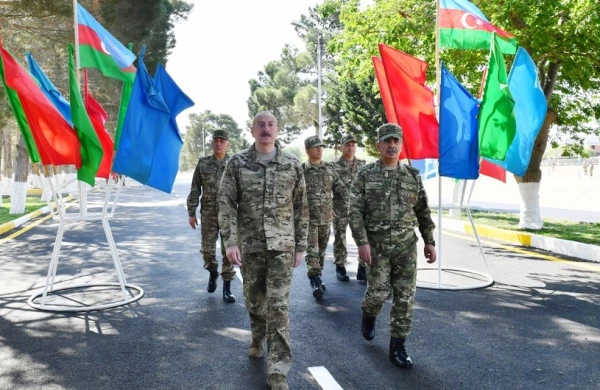 İlham Əliyev MN-in komando hərbi hissələrinin birində yaradılan şəraitlə tanış olub