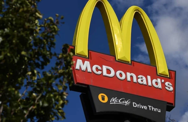 "McDonald's"da qəribə hərəkətlər edən cütlüyü VİDEOya çəkdilər