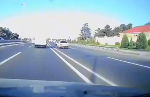 Aeroport yolunda baş verən qəzanın görüntüləri yayıldı - VİDEO