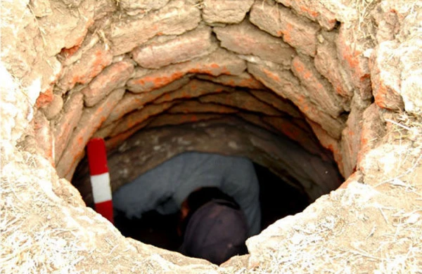 Kanalizasiya quyusundan tapılan  meyit görün kimin imiş