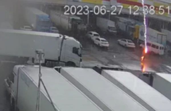 Kişini bazarda ildırım vurub öldürdü —  ŞOK VİDEO