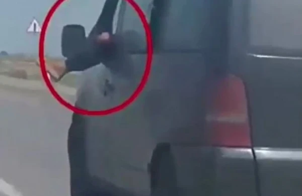 Sərnişin ayaqlarını pəncərədən çölə çıxardı, sürücü cəzalandı