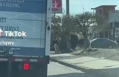 Küçədə alt paltarında gəzən qadını VİDEOya çəkdilər