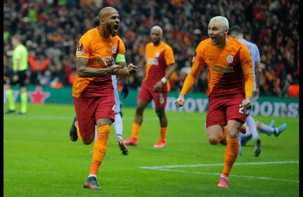 Rus futbolçu "Qalatasaray"a keçir