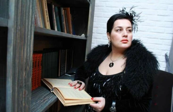 Elza Seyidcahana görə Azərbaycan Yazıçılar Birliyi üzvlüyündən çıxır - QALMAQAL