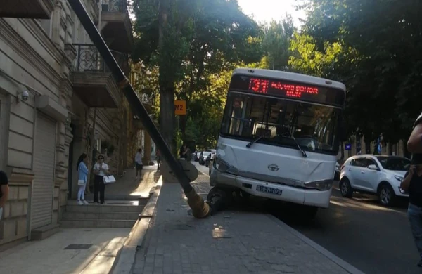 Bakıda sərnişin avtobusu işıq dirəyinə çırpılıb
