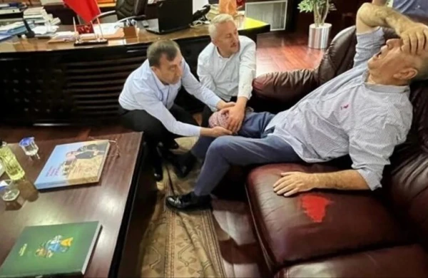 Bələdiyyə başçısı iş otağında güllələndi - FOTO
