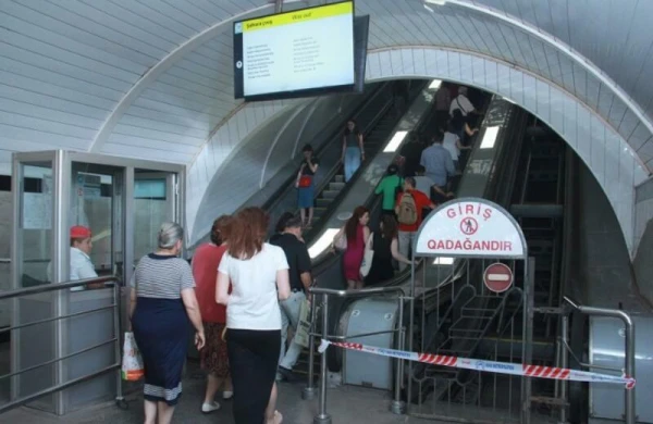 Bakı metrosunda həyəcanlı anlar - Qadının çantası eskalatora ilişdi, hərəkət dayandı