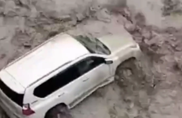 İsmayıllıda sürücü qadın xilas edildi, Prado-nu isə sel apardı (VİDEO)