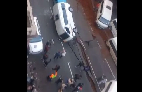 Yolun altından keçən qaz borusu partladı,maşınlar göyə uçdu - VİDEO
