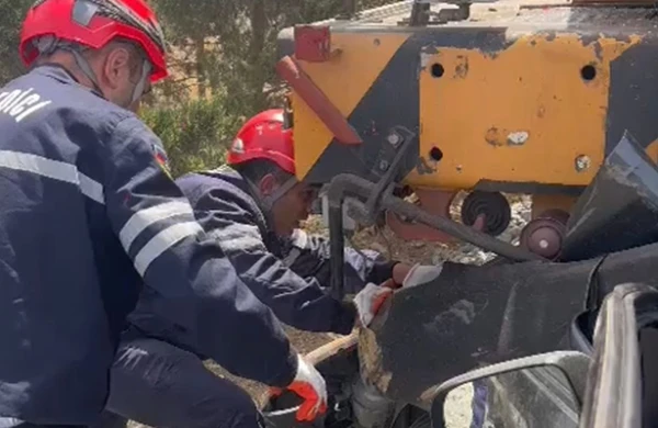 Qatarla toqquşan “Prius”dan sərnişinlər belə çıxarıldı - VİDEO