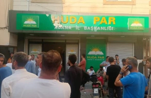 Türkiyədə İslam tərəfdarı partiyanın ofisinə hücum olub: bir nəfər ölüb