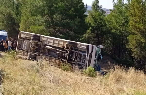 Avtobus aşdı: Ölən və xeyli yaralı var