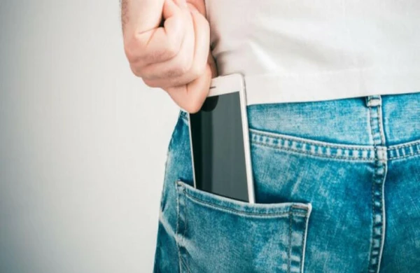 Telefonu bu cibə heç vaxt qoymayın: İstifadəçilərin səhvi