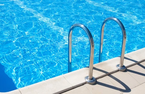 Arvadını və qızını otelin hovuzunda bıçaqlayaraq öldürdü