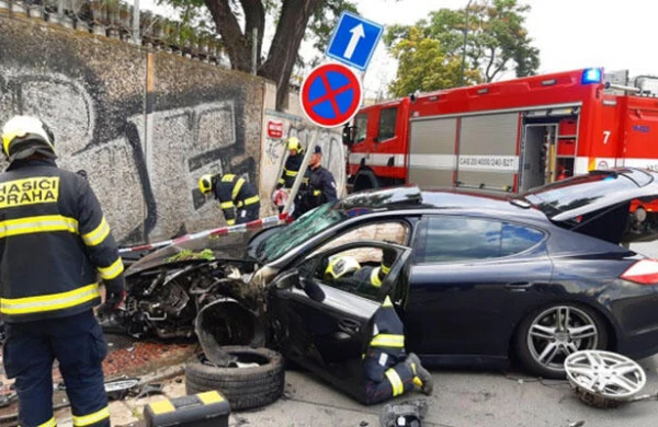 Azərbaycanlı Çexiyada “Porsche” ilə polisdən qaçdı, qəzaya düşdü - FOTO