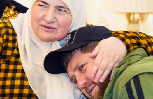 Putin Ramzan Kadırovun anasına "Şərəf" ordeni verdi