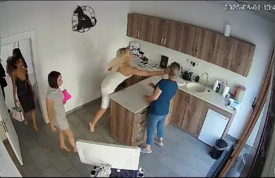 Pişiyə görə veterinara hücum etdi - VİDEO - FOTO