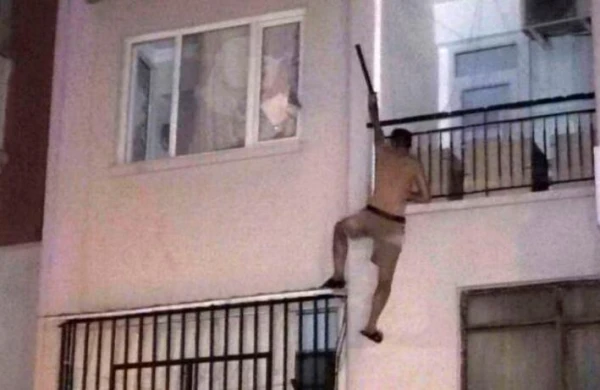 Pəncərədə bıçaqla polisə müqavimət göstərən şəxs tutuldu